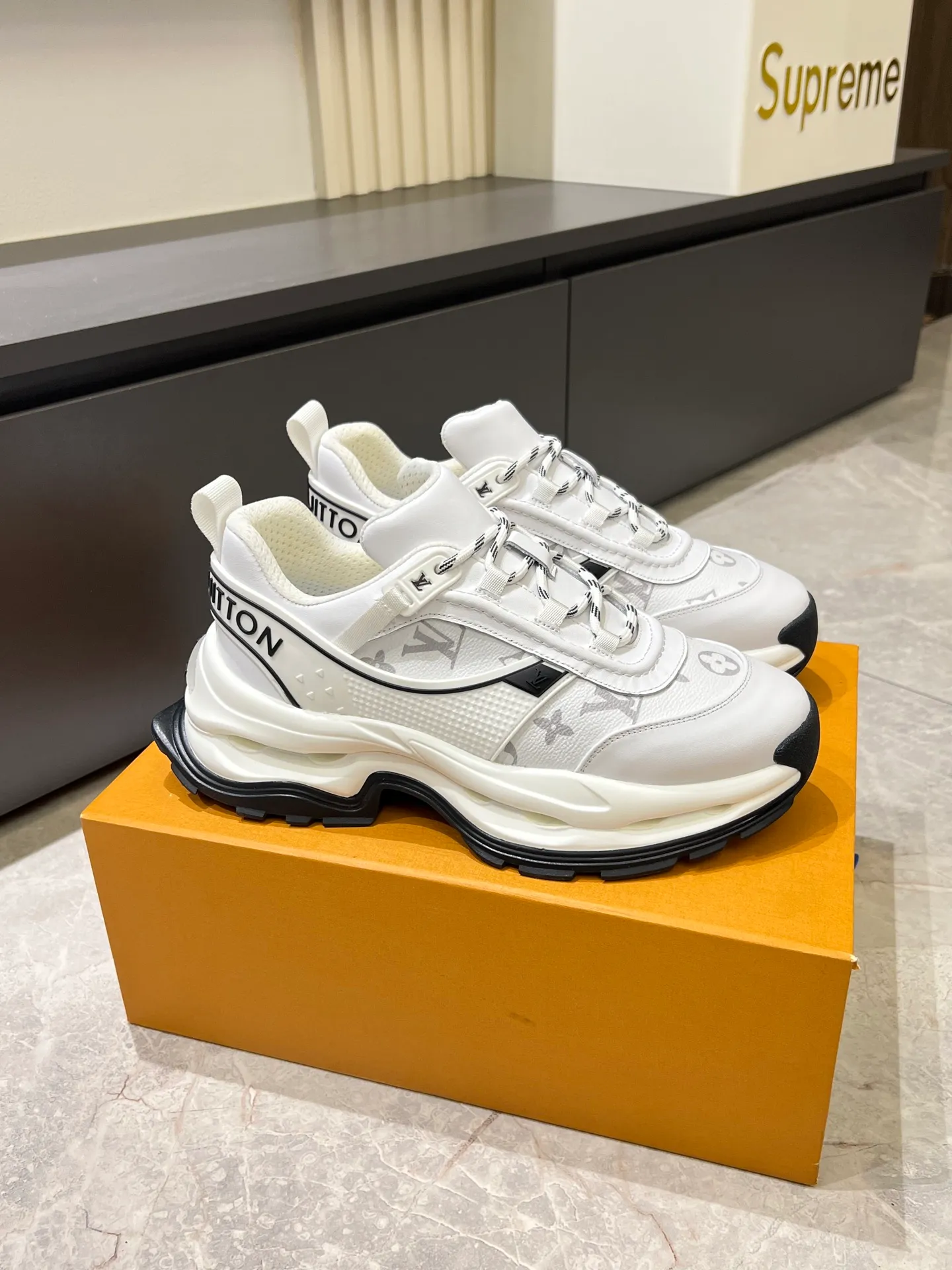 p600 "LOUI* VUITTO*" popular men's casual shoes, genuine development in Italy 💯Purchasing level quality ✔️The upper is made of first-layer cowhide, comfortable and soft sheepskin feet ⚡️ Fashionable and versatile, the toe last shape is firm and full, the soles are made from original LV molds and can be freely entered and exited the counter. Light and comfortable on the feet~Purely handmade, details determine quality! Size:39-44!